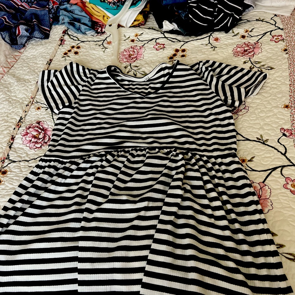 Cute babydoll style black and white striped top. Like new size xl